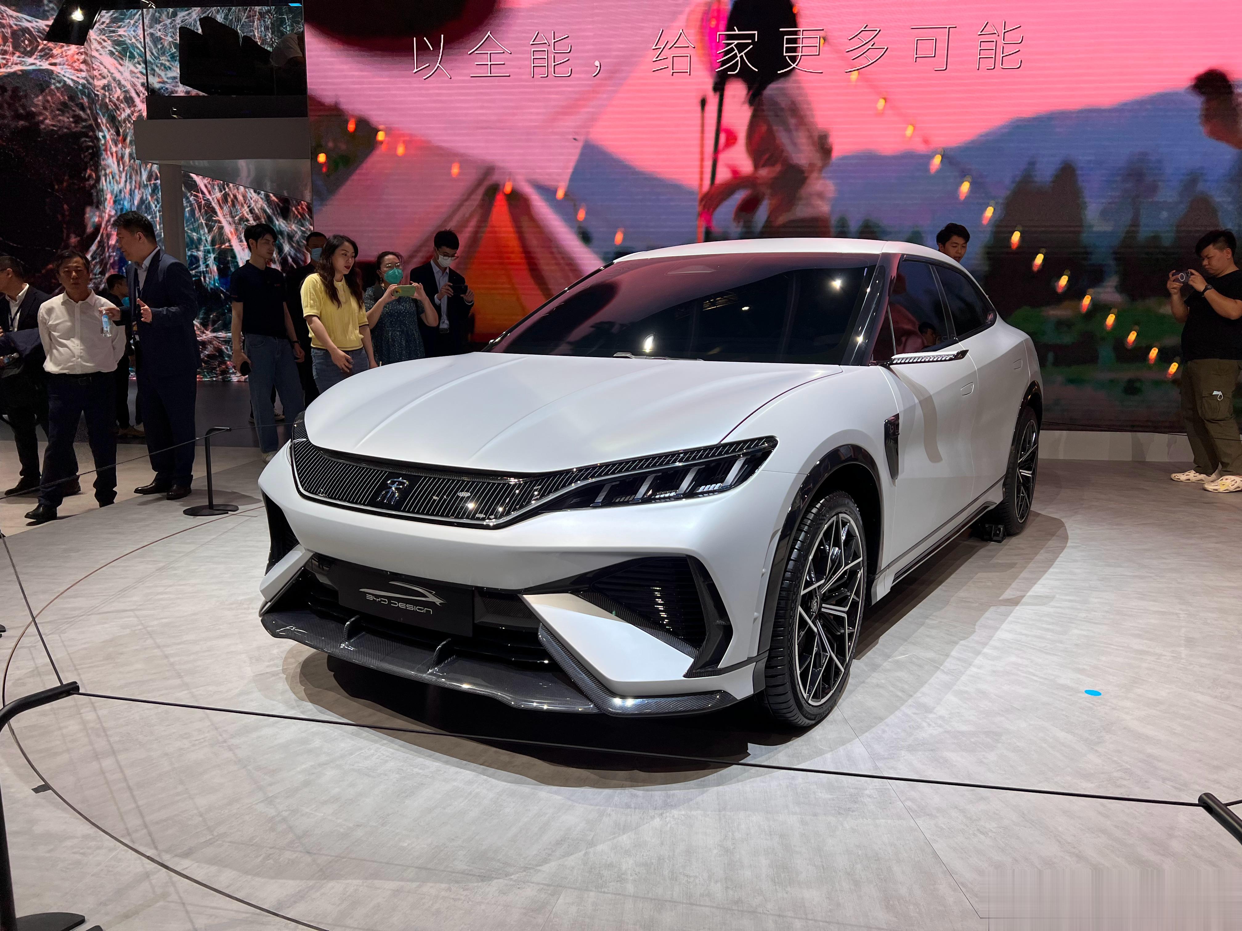 真的不敢想象比亚迪会出这么运动的轿跑SUV，宋L实在是炸裂[舔屏]前脸虽然有比亚