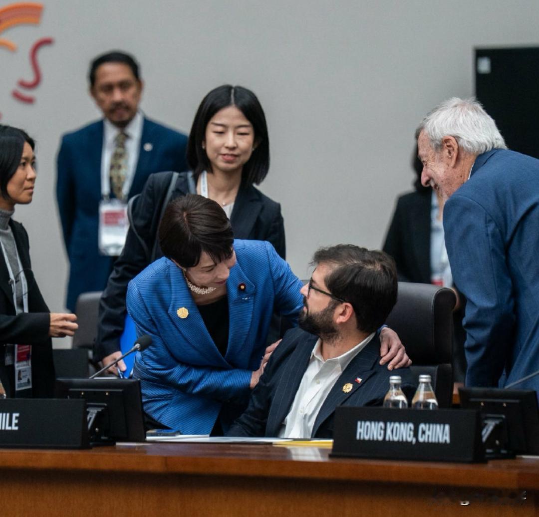 早苗外交，再创新高！这次直接上手了。
继向印尼总统普拉博沃滑椅子靠近后，高市早苗