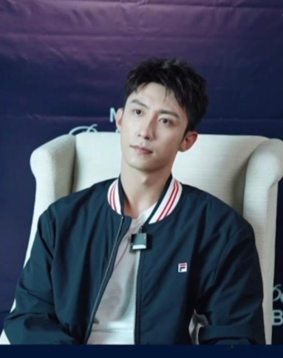 #黄景瑜瘦了好多#黄景瑜好帅呀，粉丝真是吃的太好了，又高又香的大帅哥从小身边走过