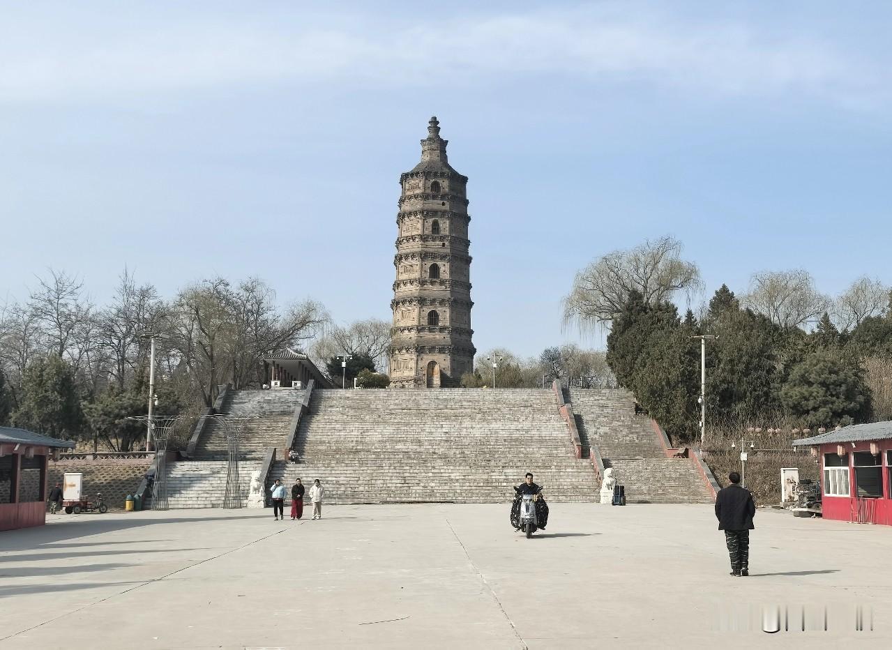 良乡多宝佛塔，也叫昊天塔，位于良乡的昊天公园内，免费参观。此塔建于辽代，是北京现