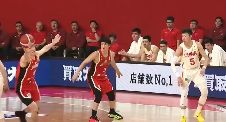讲道理，日本这种流畅的传导球、空切、防守伸缩性，那默契度是真很高。中国男篮vs日