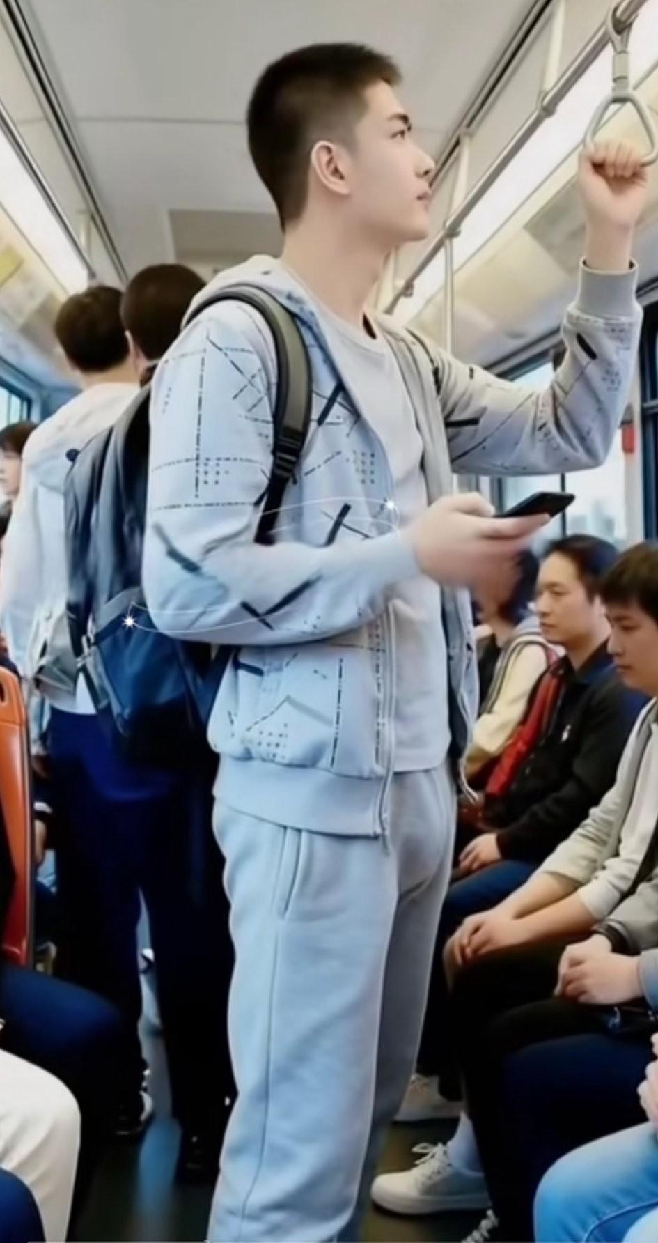 眼前的这小伙已经是很疲惫了，多希望有个人能为他让个座，每天上班下班太辛苦了，转公