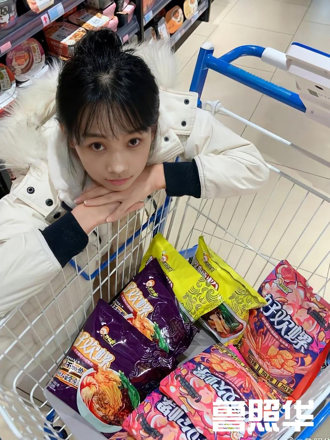 1.电影《酱弄园》网传客串演员有李现和易烊千玺。
2.魏哲鸣他明年有三部还不错的