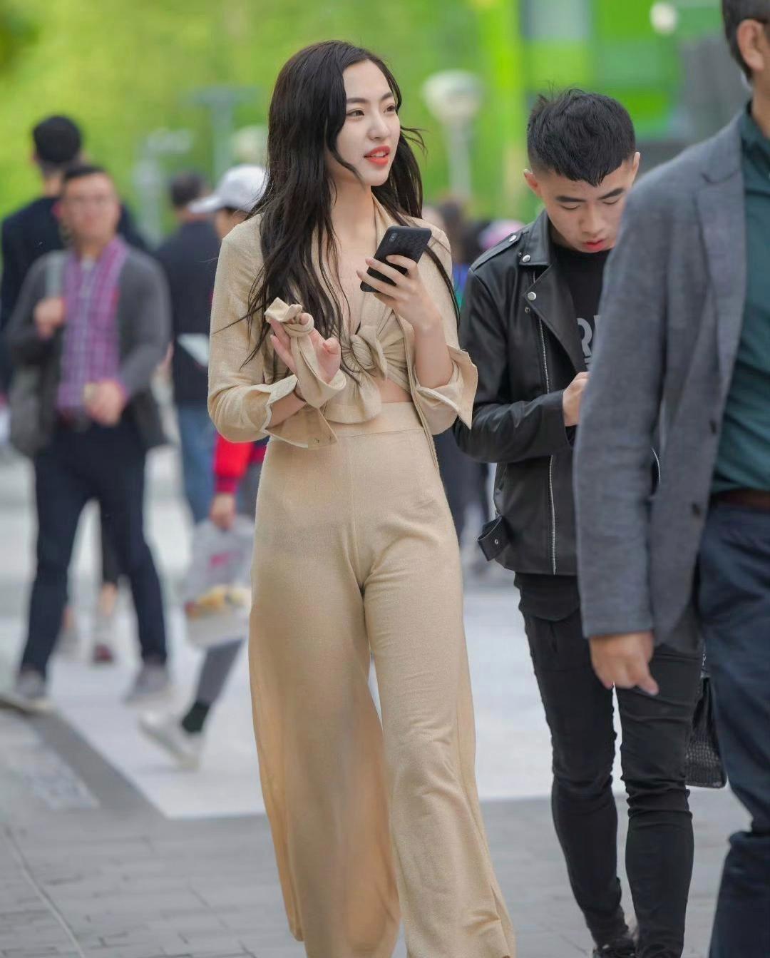 美女自己的穿搭很好看