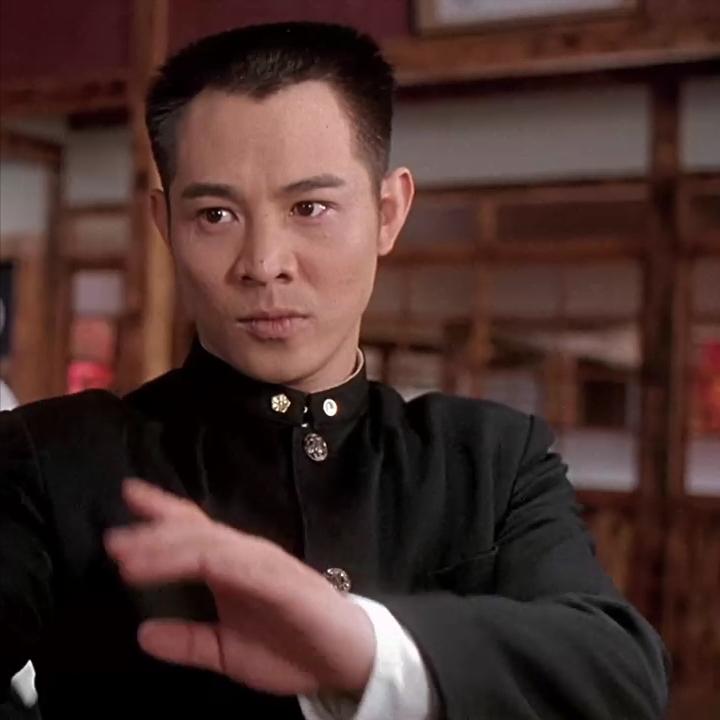 武打演员，李连杰说，美国这个地方，真的有窃听器，对我们防备很严的，我们武术队住酒