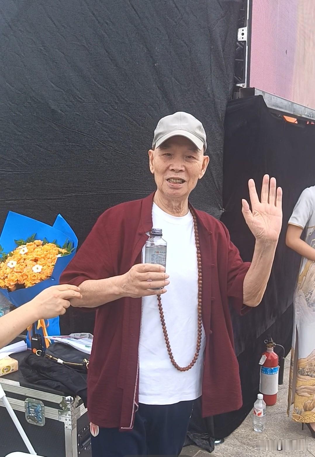 人生要有多样性，多种体验，多种选择，想和大咖近距离接触，与其傻傻的抢票人挤人，不