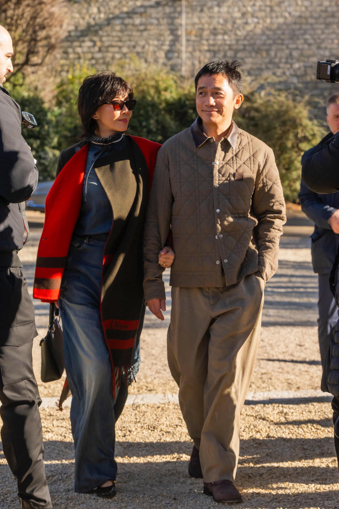 刘嘉玲梁朝伟机场牵手 赤马年一路奔波飞行，夫妻俩依旧牵手相伴，恩爱模样丝毫不受行