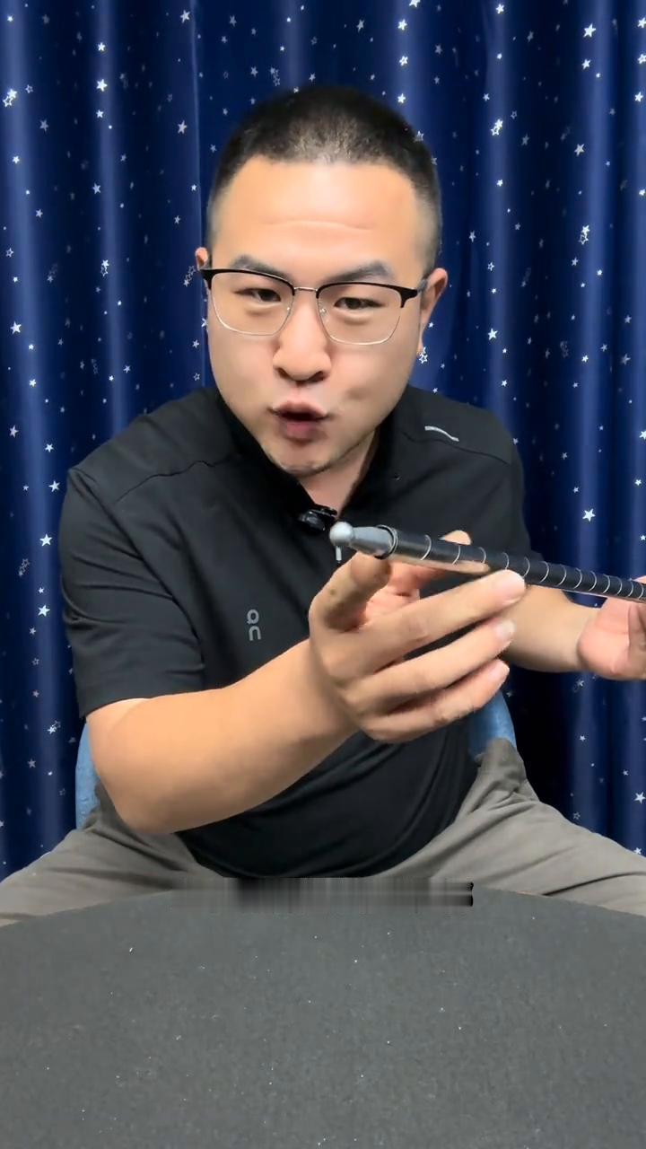 大叔表演丝巾变铁棒，这招真的太帅了。
大家好，一条丝巾可以瞬间变成一个金箍棒，这