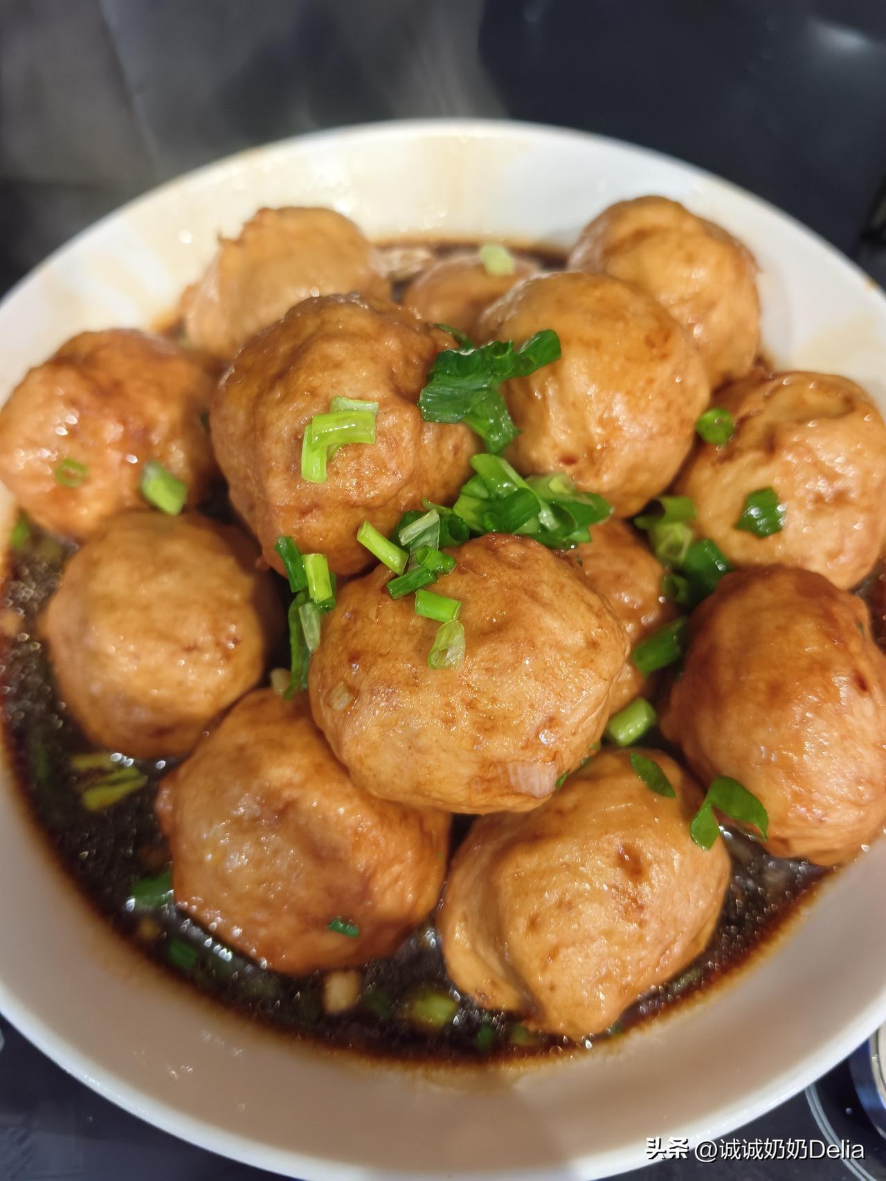 一大家子五个人吃饭。
做了红烧肉球，鳝丝炒洋葱丝青椒丝，清炒西兰花胡萝卜片，芦笋