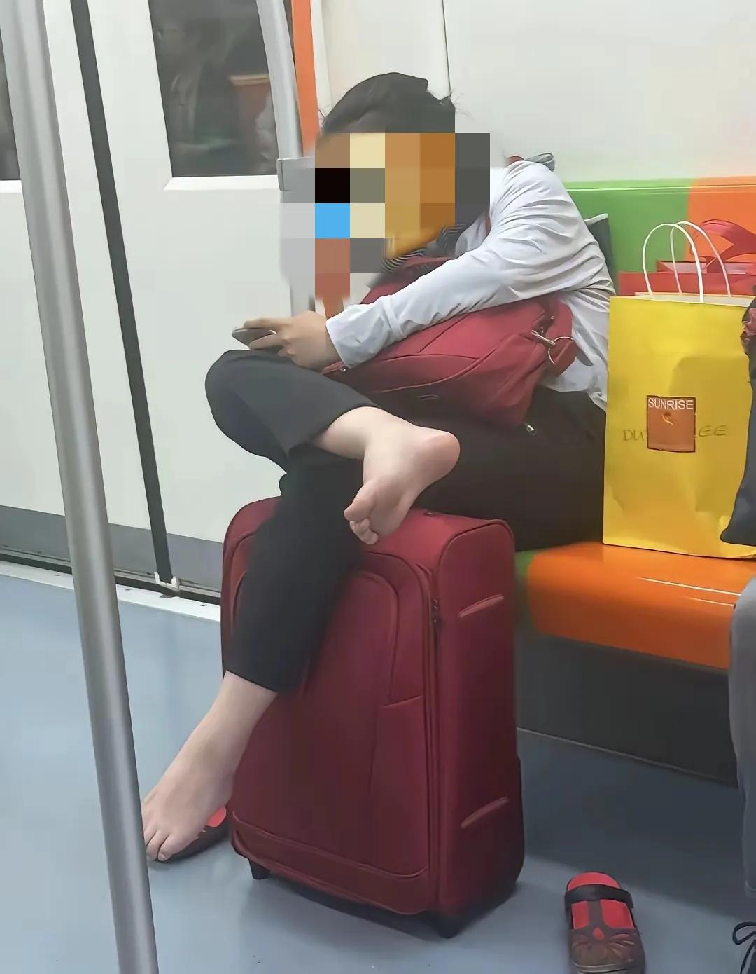 这位大姐坐地铁彻底放开了，公共场合文明出行才是每个人的基本素质，希望大家引以为戒