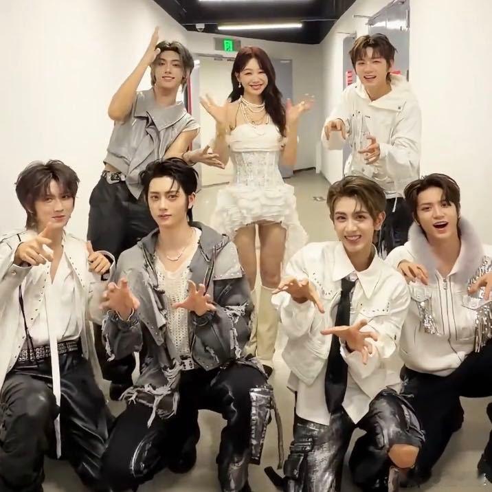 ADD好像得了火箭少女真传 ADD星光大赏的《月亮警察》，那表现像得了火箭少女的