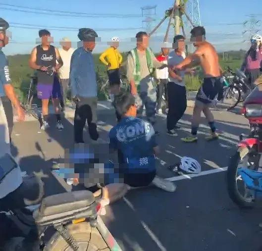 “令人窒息！”河北，11岁小男孩在公路上骑行被碾压，抢救无效身亡，司机因涉嫌过失