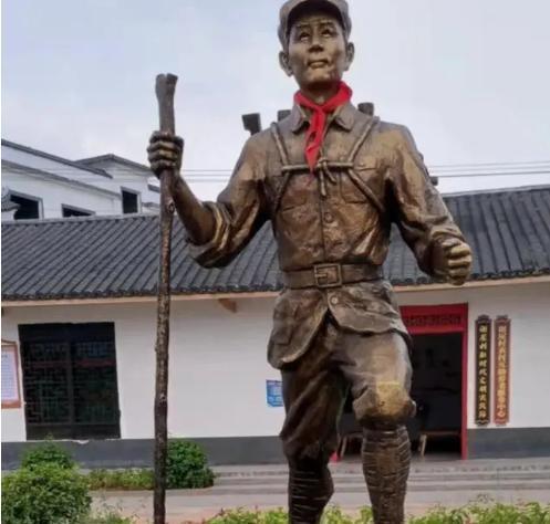 1976年，一位老农参观了战争博物馆，趁周围没有人的时候，他把手朝着文物伸了过去