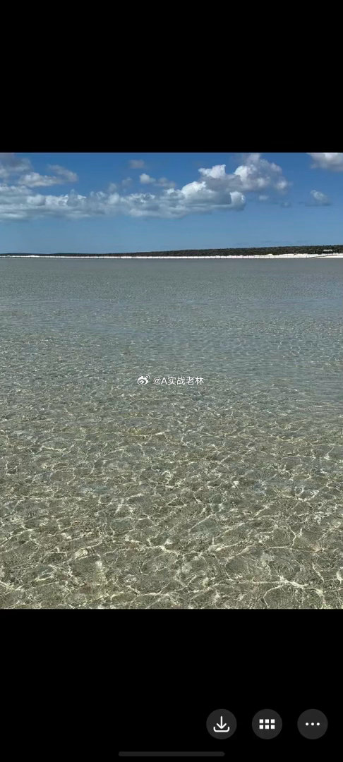 《股市早评》一、财经消息1、美股三大指数均小幅收跌 ，AI硬件股普涨 ，国际油价