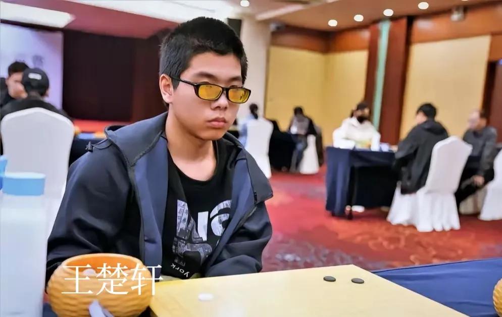 鱼跃龙门~王楚轩首获新人王



第28届"马桥杯"中国围棋新人王赛三番棋决赛中