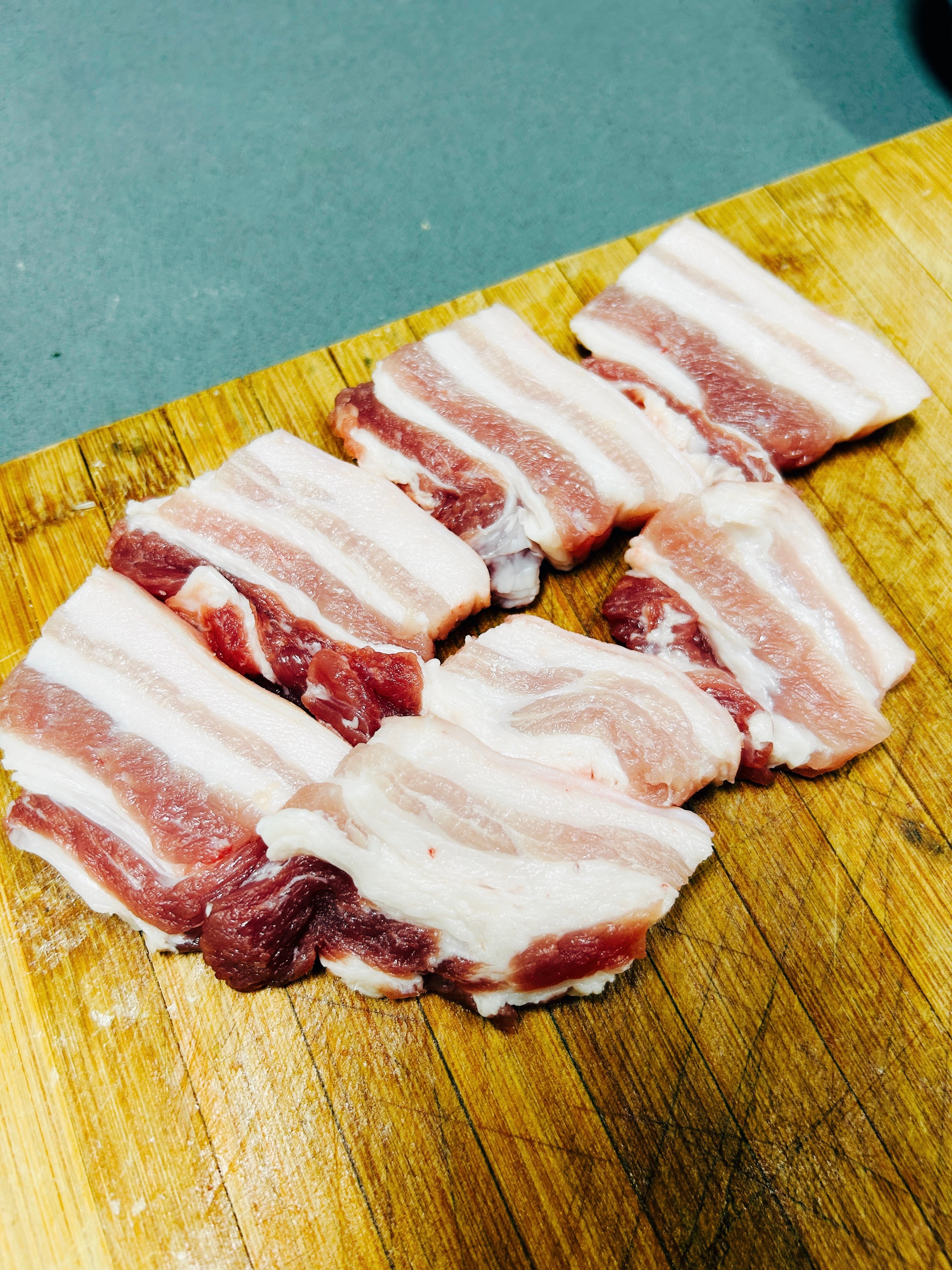 做卤肉饭切五花肉的时候发现这一小段的纹路太漂亮了。 