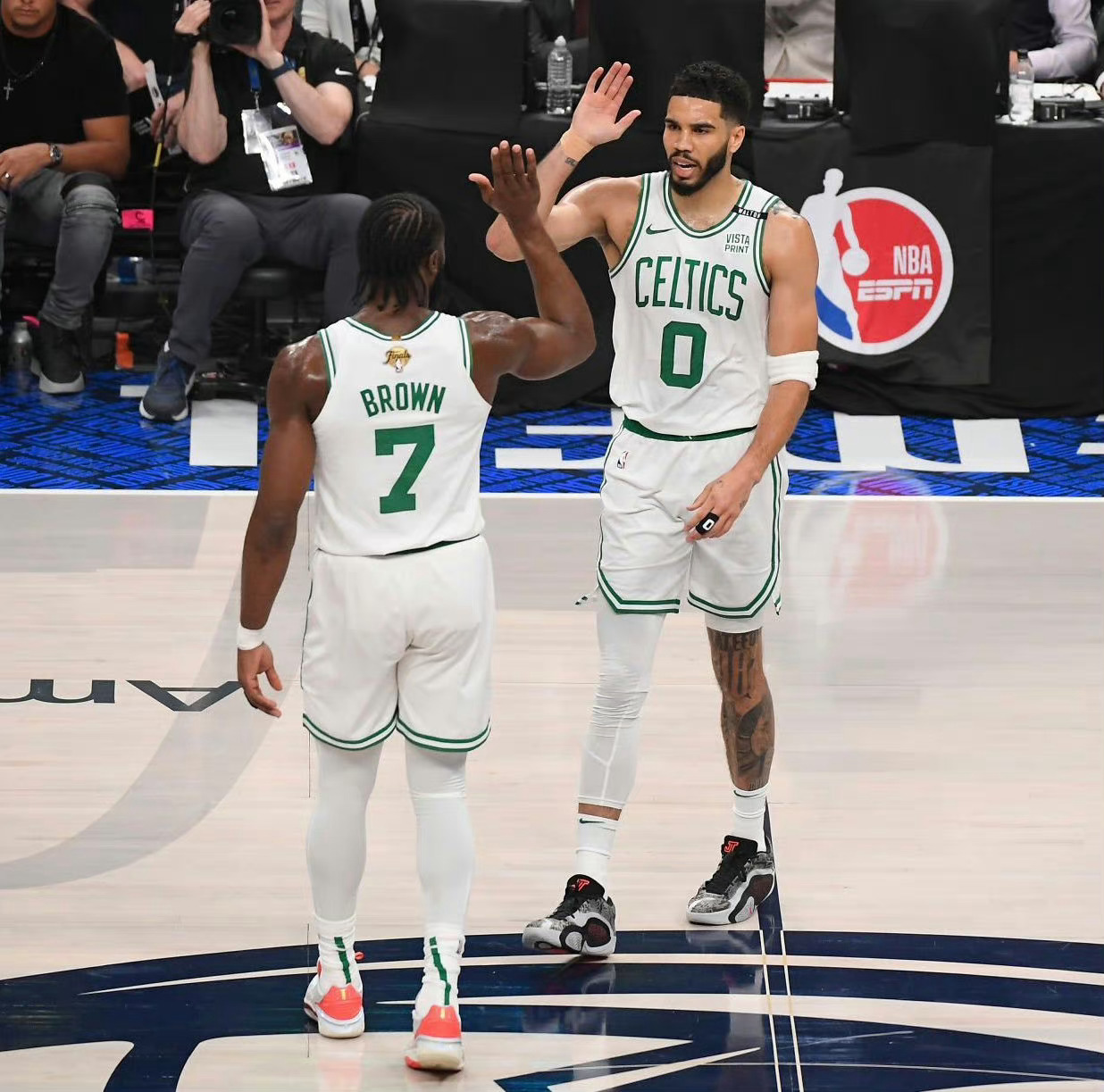 NBA官方更新了G3之后的FMVP榜:1.杰伦-布朗:24.3分6篮板5.7助攻