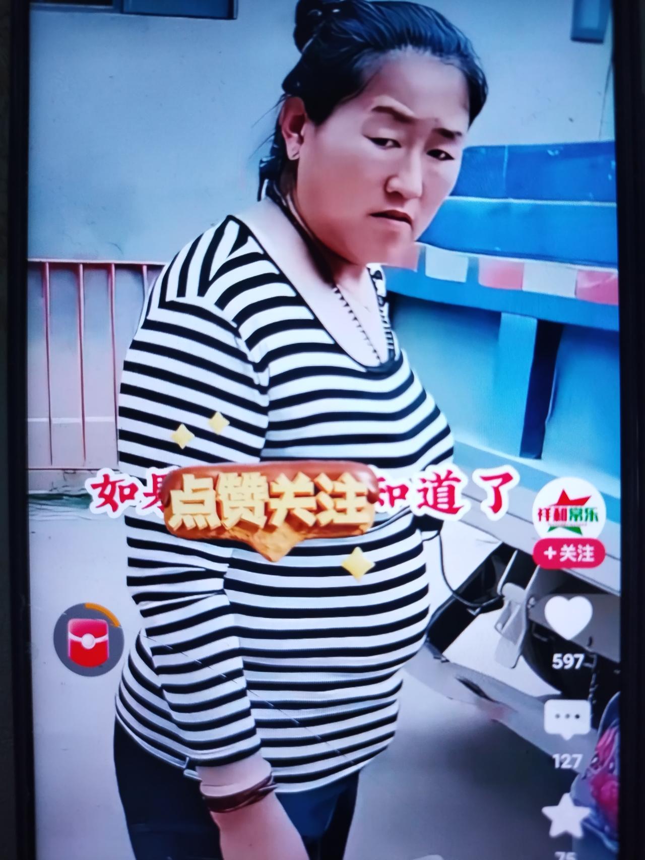 看看大衣嫂这眼神儿。

大衣嫂这是不是看在眼里，恨在心里？

大衣嫂是不是气不打