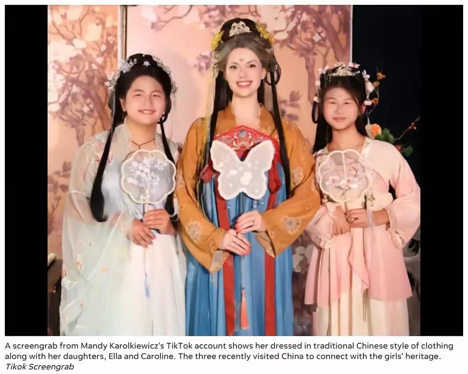 这两个小女孩命运只能用祸福无定来形容！

她俩原本是孤儿，后来被一对美国夫妇收养
