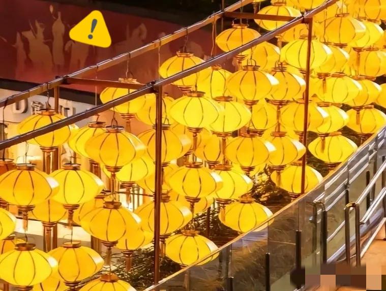 全国各地突然挂满黄灯笼，
看着别提多别扭了，要说没统一的安排谁能信？毫无征兆的全