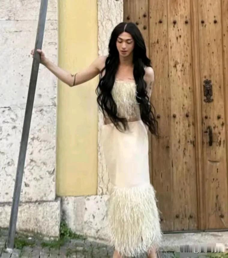 是的
你没看错

他就是哈利
伊能静的儿子

男穿女衣还纹身
因为有个好名声的妈