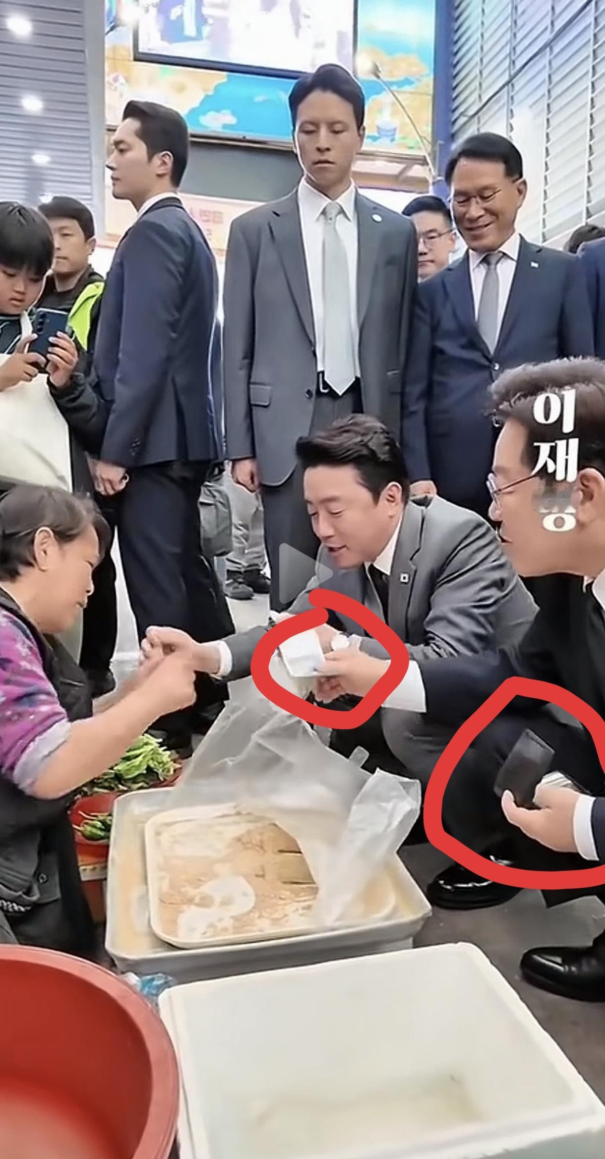 李在明蹲地摊掏钱包拒找零，全网喊“太亲民”？别急，先把这层滤镜撕开看看
一张图刷