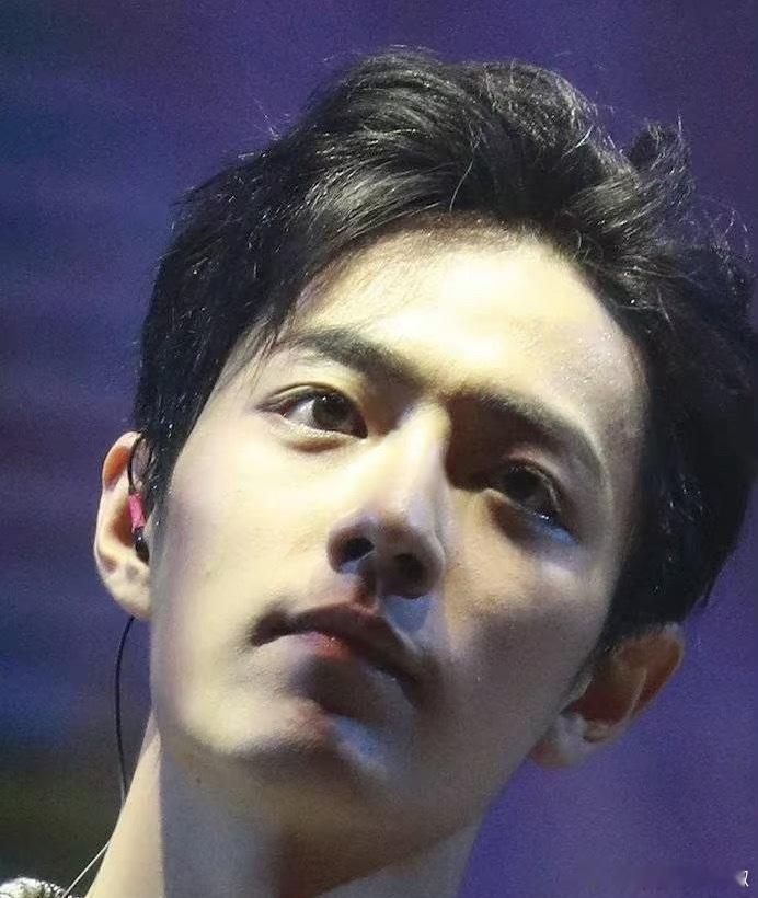 不是说谁从下面拍都很难看吗！肖战这算不算死亡角度终结者 