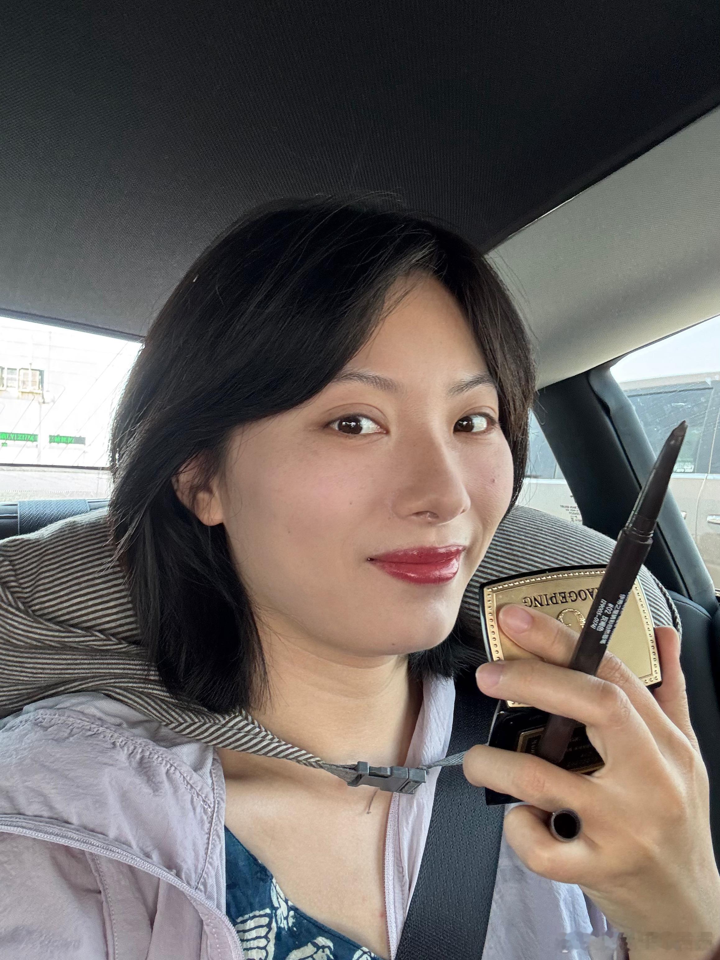 趁着堵车把妆化了，我这算有效化妆还是无效化妆？[doge][doge]上次蒲蒲说