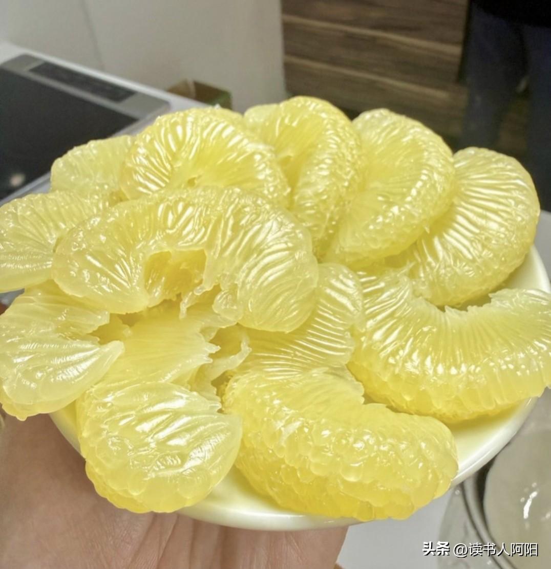 如果你的老公每天早上，像下图这样，帮你把柚子剥好，端给你，你会感动吗？[呲牙]