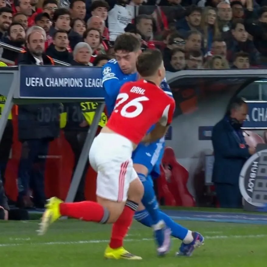 马卡报：欧足联驳回了本菲卡对巴尔韦德暴力行为的投诉。 巴尔韦德不会因对萨缪尔·达