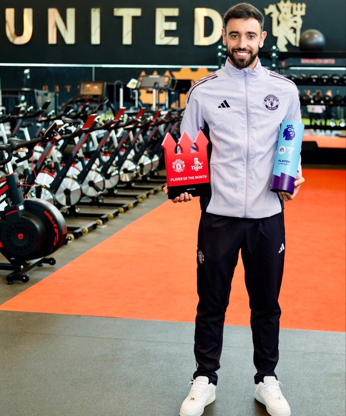 B费领取英超月最佳和曼联月最佳奖杯曼联