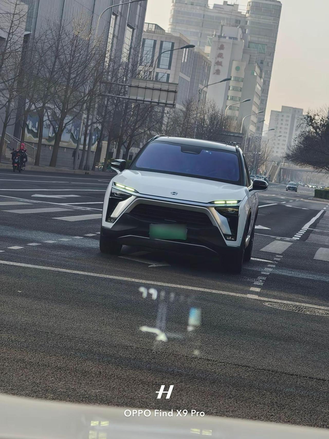 来自老ES8的凝视。有点儿毛蔚来