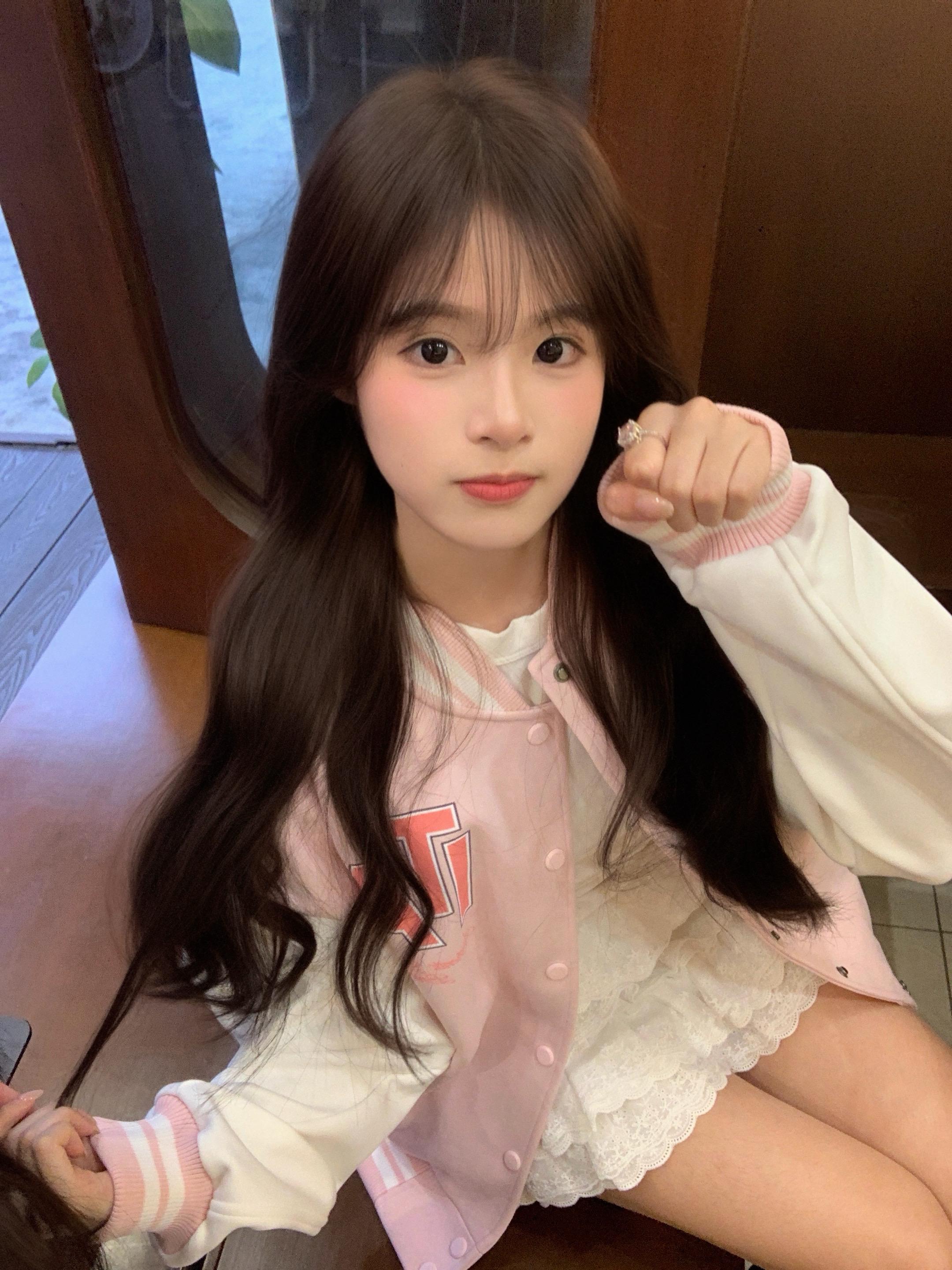 她一定比我成熟