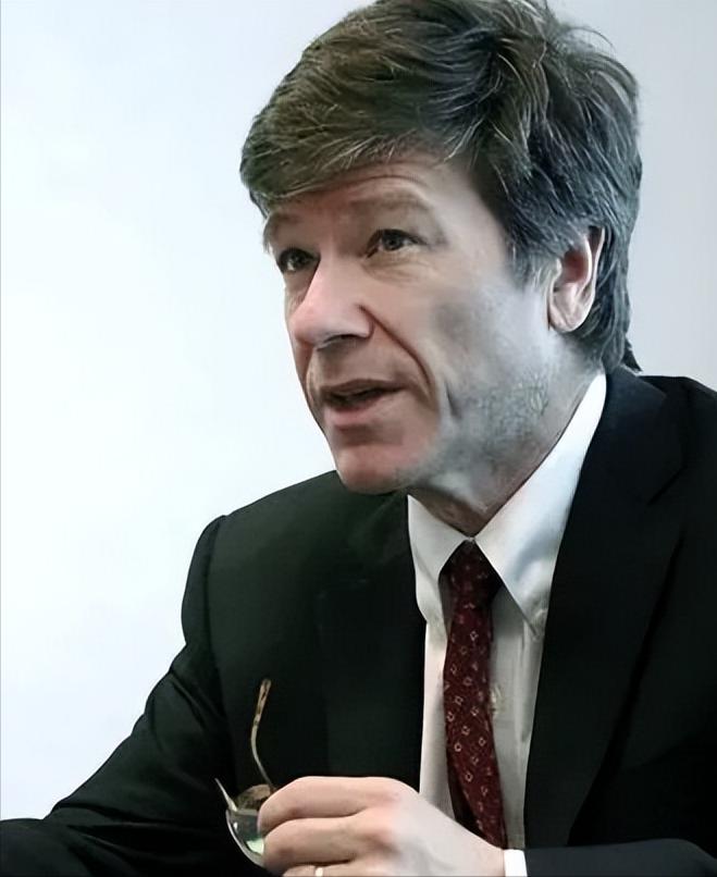 美国顶尖经济学家杰弗里·萨克斯曾有过一个精妙比喻：俄罗斯人下国际象棋，中国人下围