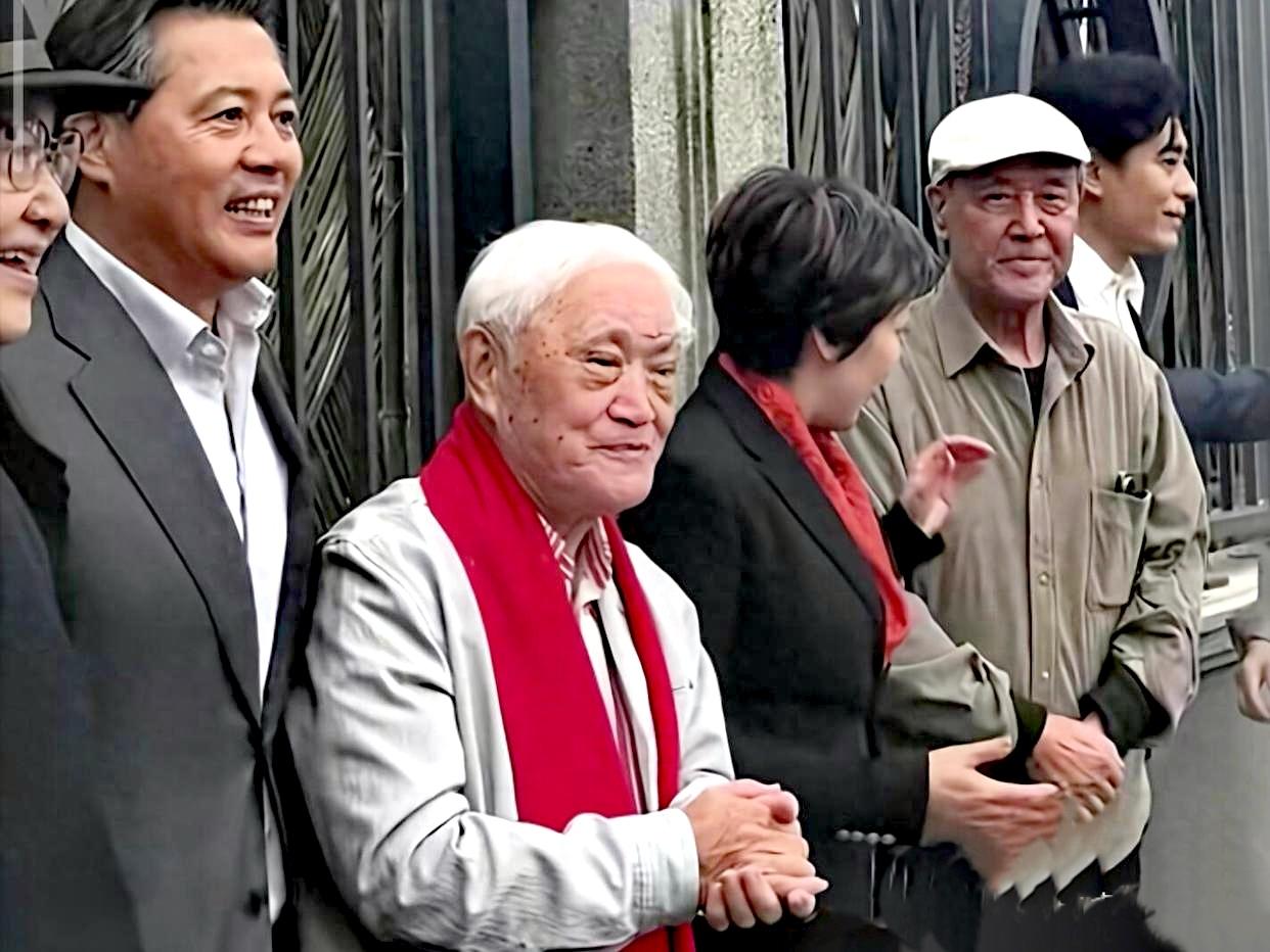 岁月不饶人啊！偶遇达式常老师和牛犇老师，二人都已经满头白发步履蹒跚

85岁达式