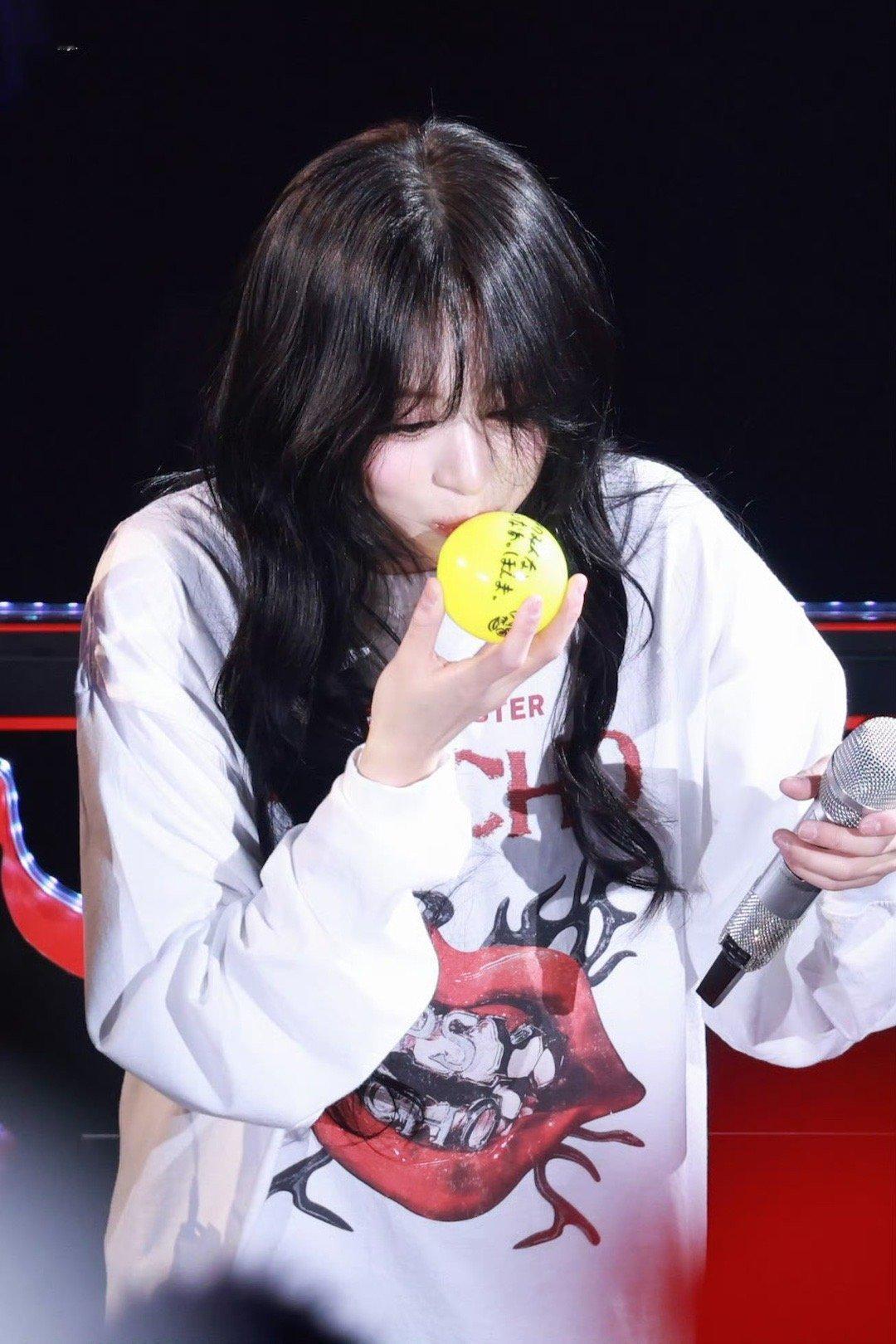 给签名球留下了吻然后抛给台下的粉丝了啊啊啊啊啊啊啊💋©burger04111 