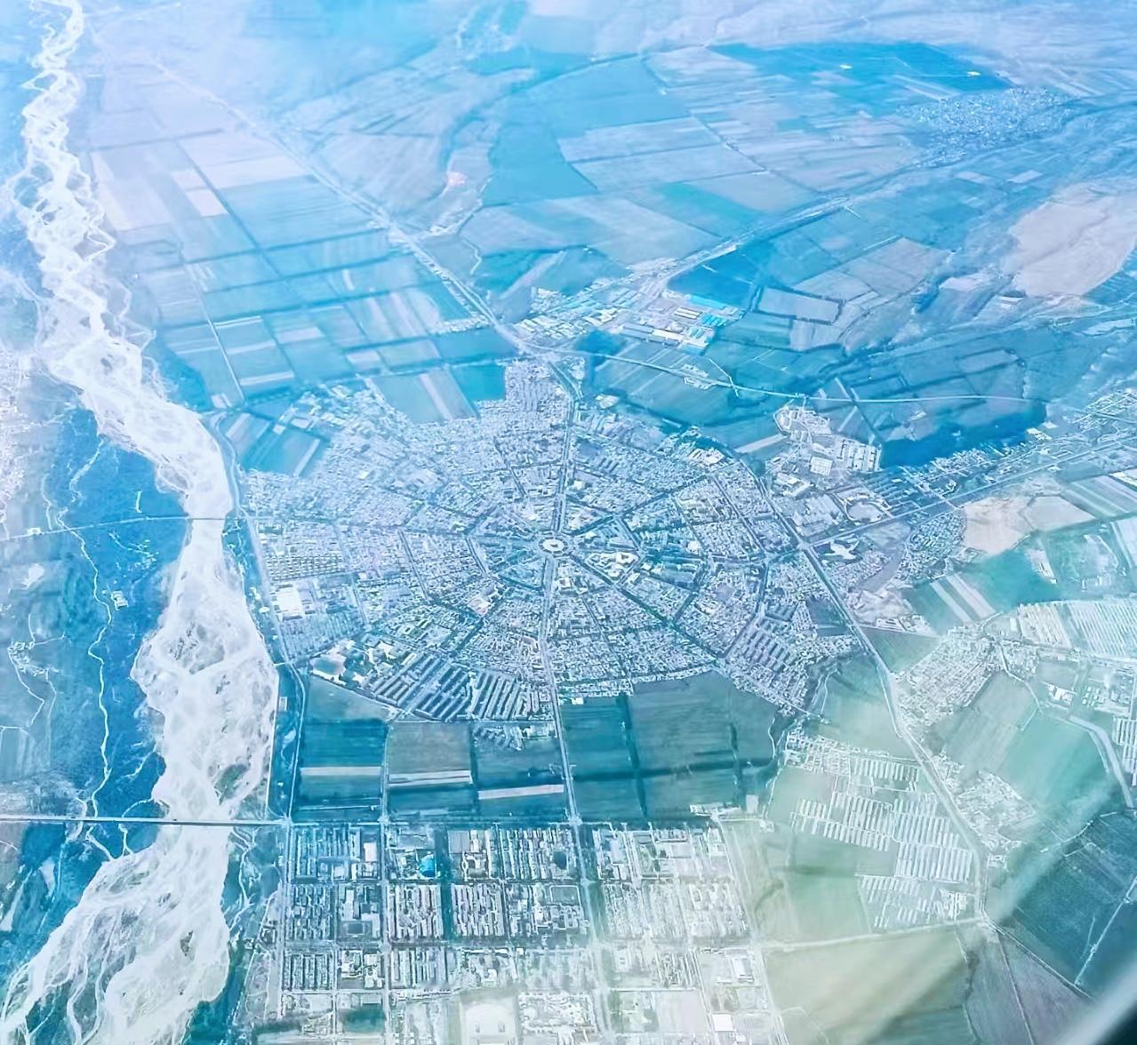 这是中国西北的哪座城市？
 
1. 城市按照八卦的形态规划，从中心向外辐射8条主