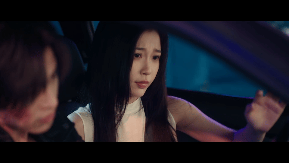 双轨空降 被“没有血缘的兄妹”设定狠狠拿捏！表面客气疏离，实则肢体触碰藏着缱绻，