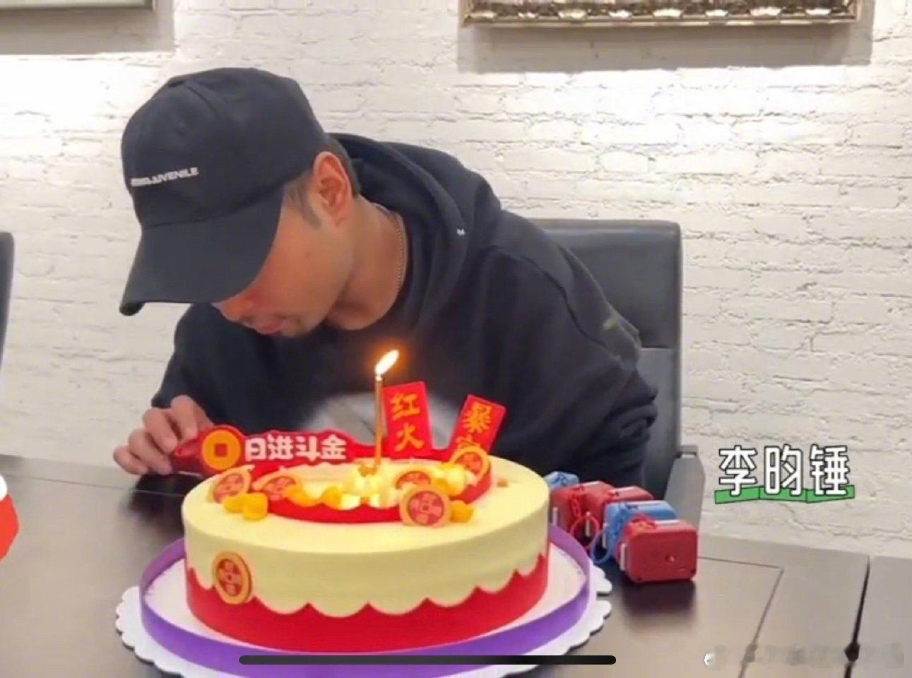 宋木子朋友圈的多样性  杨超越、蒋龙等好友为宋木子庆生，展现了他广泛的人脉和多样