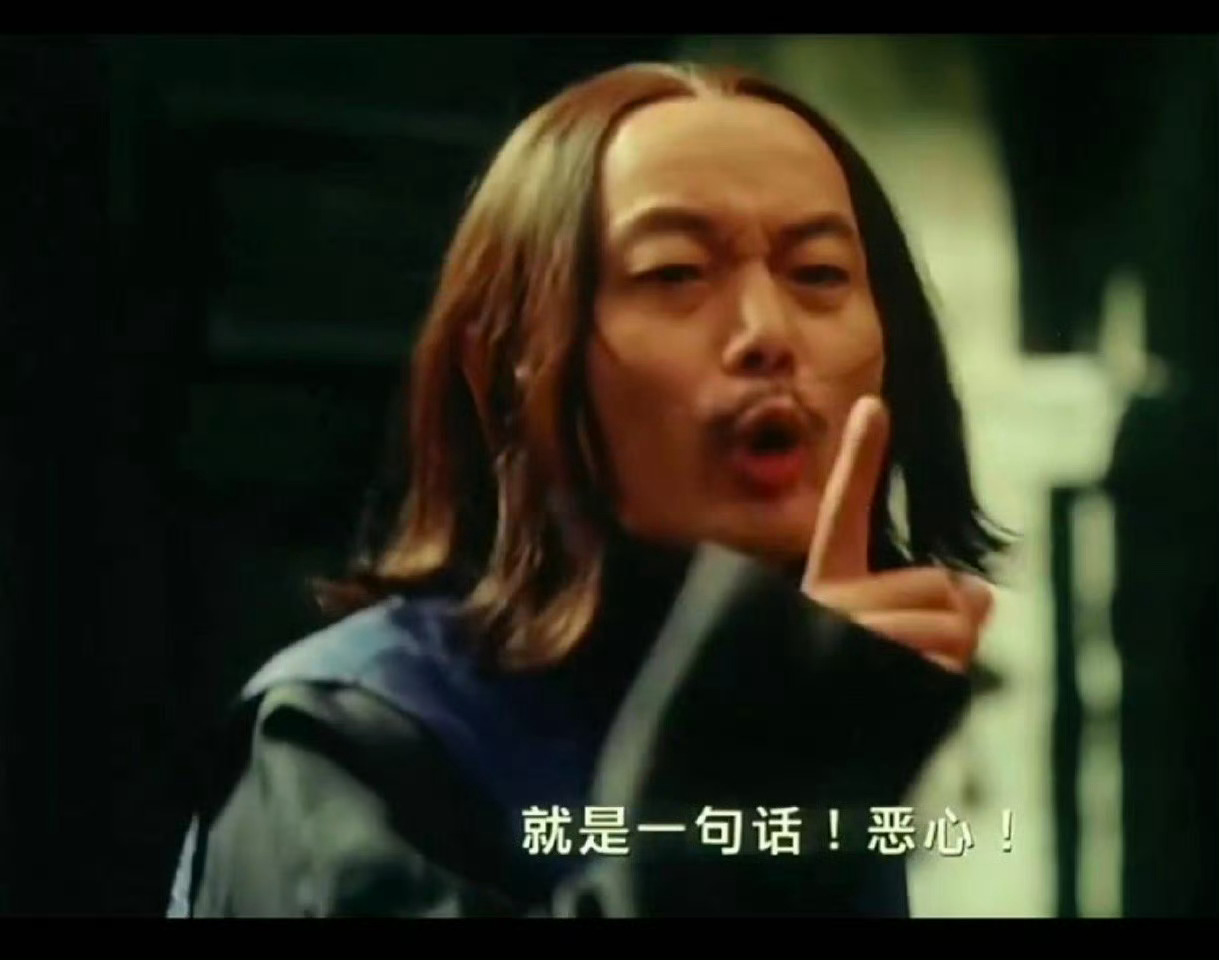 这不是她应得的吗？专业歌手都正儿八经的开演唱会，她一个半桶水歌手搞个蒙面演唱会，