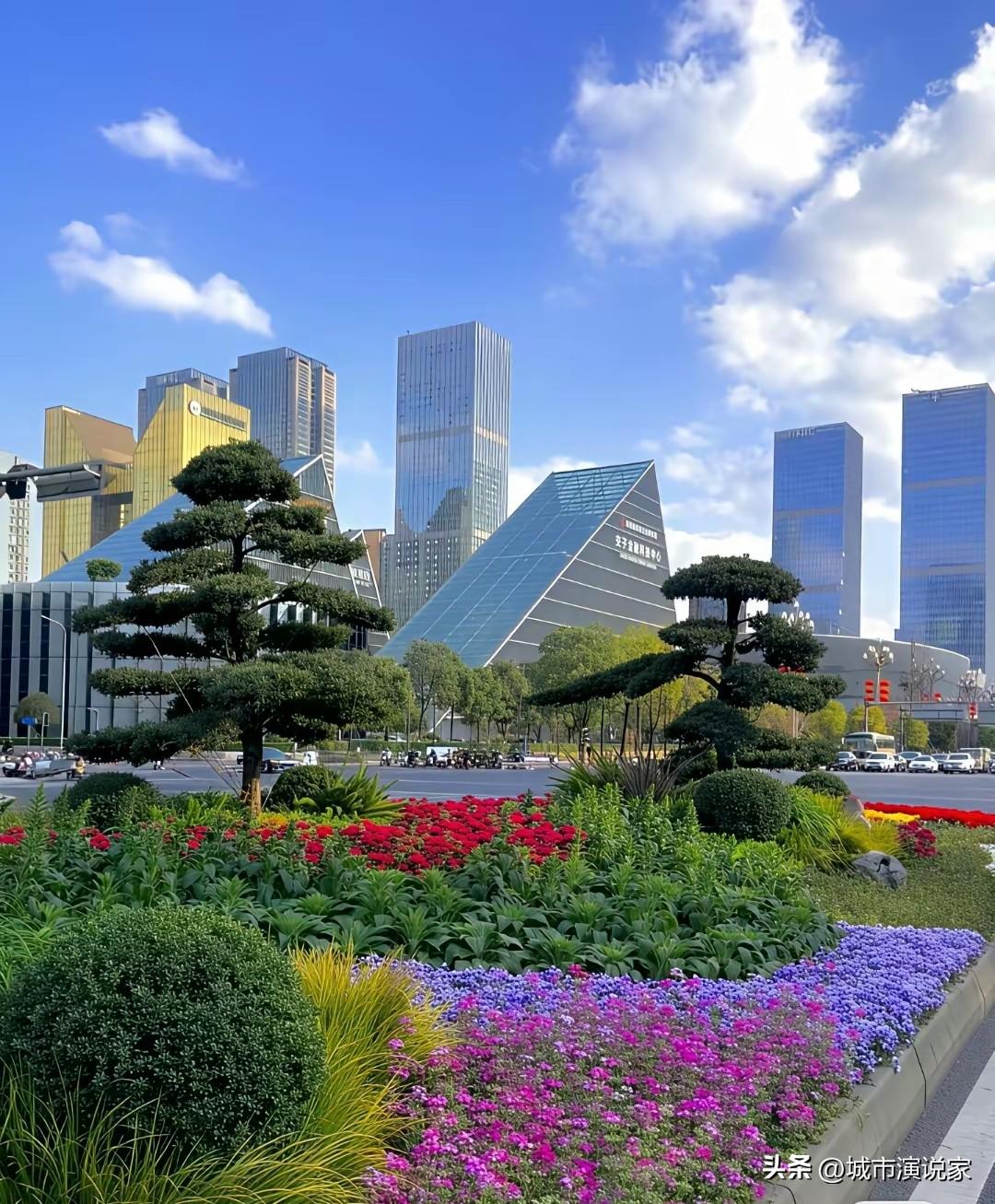 成都绿化带招惹谁了？怎么扯到转移支付和四川没脱贫上来！近日有网友说成都大街上的鲜