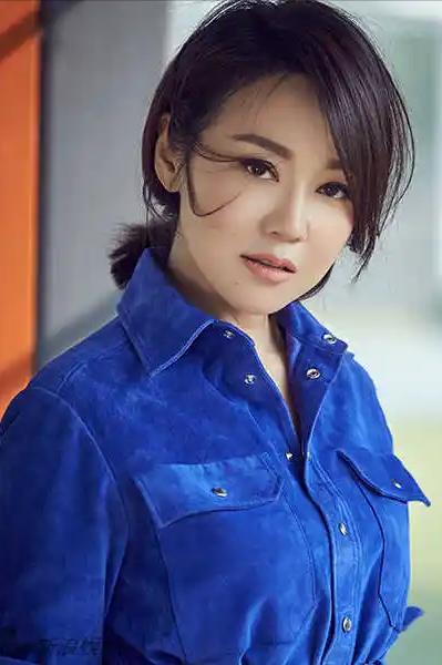 演员，洪剑涛说，闫妮这个人，除了演戏正常点，生活中就是个懵子，怪不得元元她爸离婚