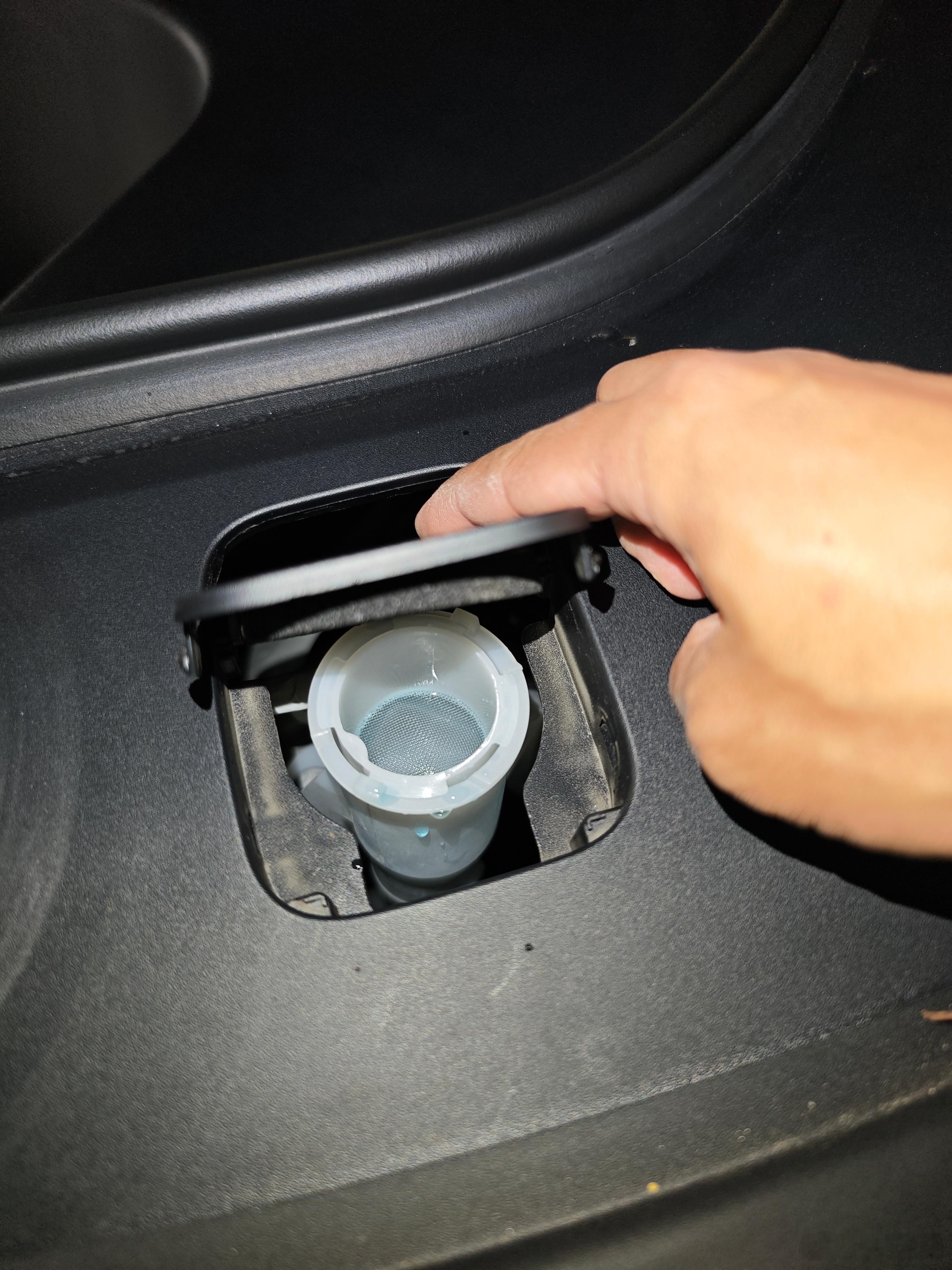 刚给蔚来全新ES8加玻璃水，才发现这个盖子打开就是加水口，我还以为上面是个装饰盖