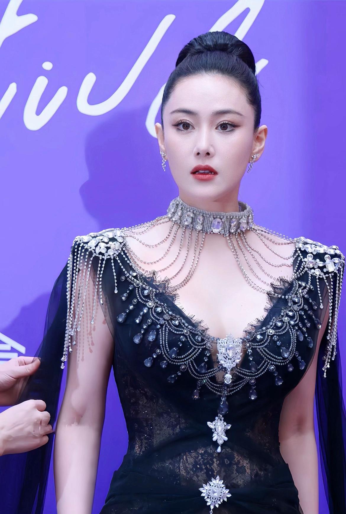我偏要做这傲于高墙上的凌霄花