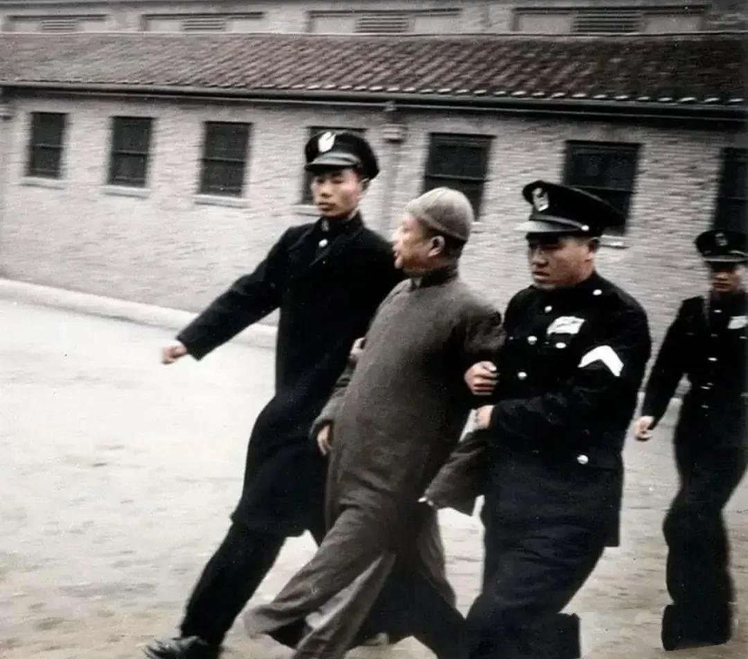 汉奸殷汝耕被押赴刑场时，腰板还挺得直直的以为自己了不起！

殷汝耕被押赴刑场留下