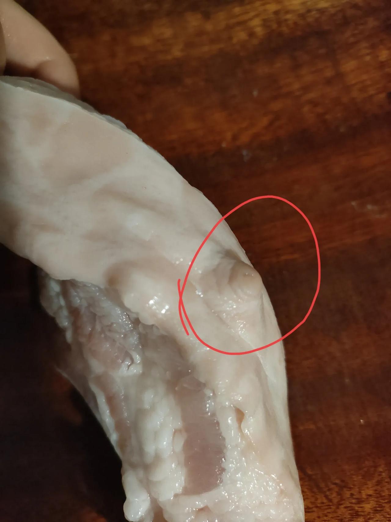 不懂就问，五花肉皮有个鼓包能吃吗？这是啥啊？

今天买了块五花肉，买的时候没有认