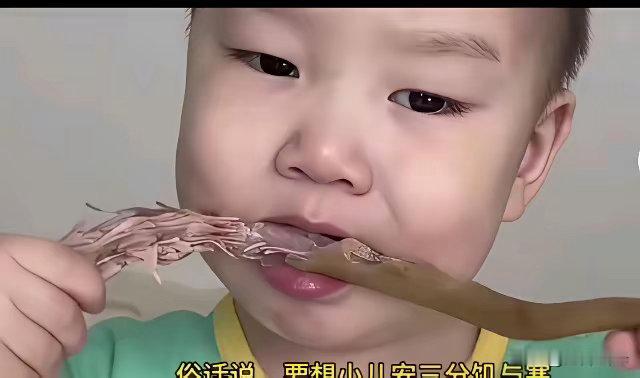 全网最小的吃播米乐 网上很多人疑惑，对这个米乐争议不断，都在说这孩子年龄、剪辑造