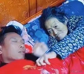 泪目了！男子伺候病危的母亲，由于太疲倦睡着了，醒来时，发现母亲已经走了。回看监控
