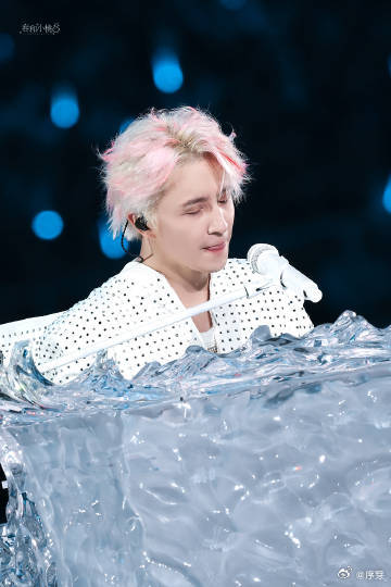 薛之谦和歌迷现场拜把子 点歌环节变身现场拜把子大会，薛之谦乐得停不下来，魔法互怼