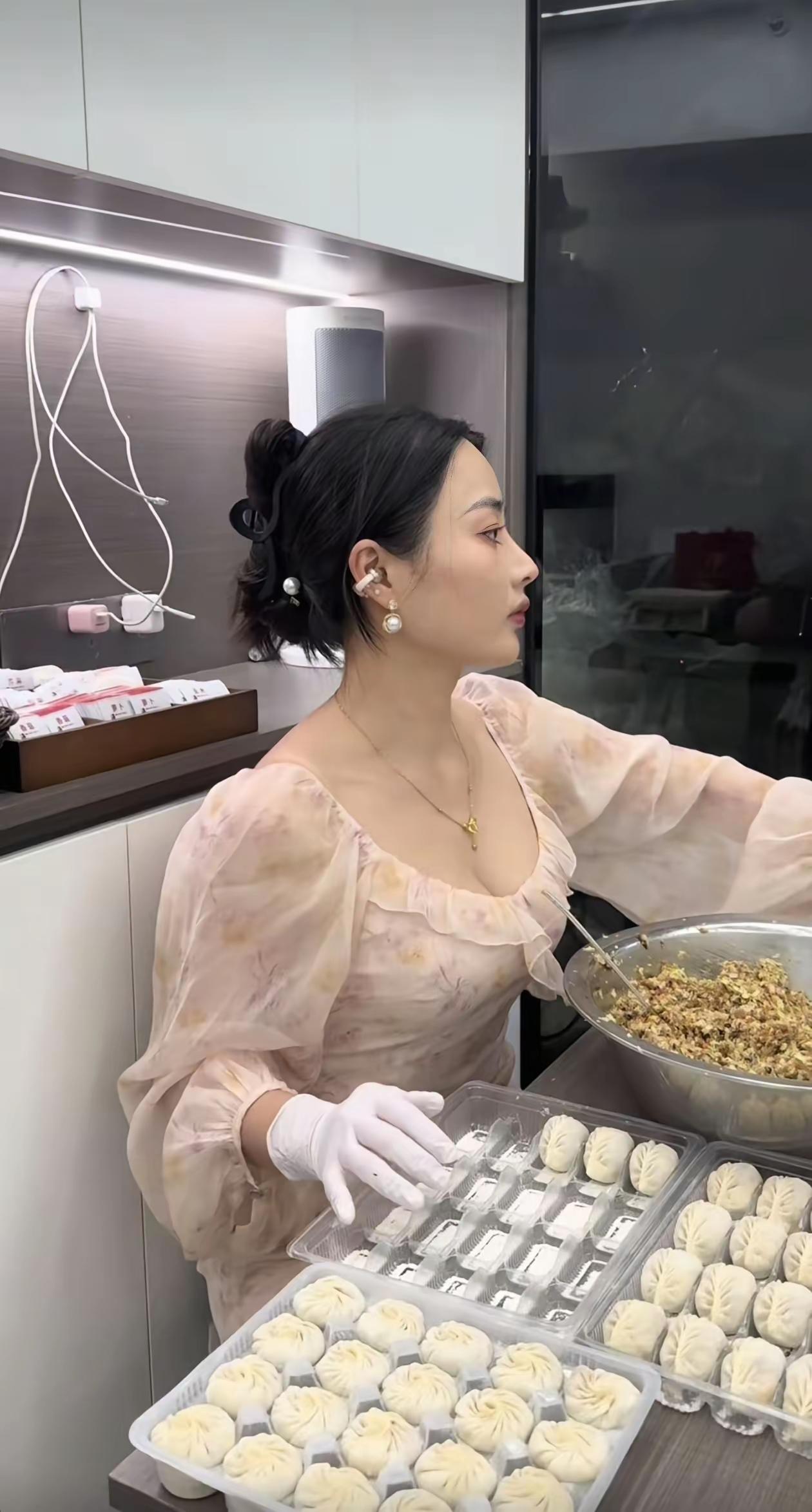 今晚来我哥家串门，晚上嫂子给包饺子吃。